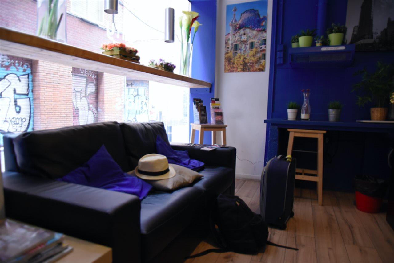 Gracia City Hostel บาร์เซโลนา ภายนอก รูปภาพ The interior of a typical micro apartment in Paris