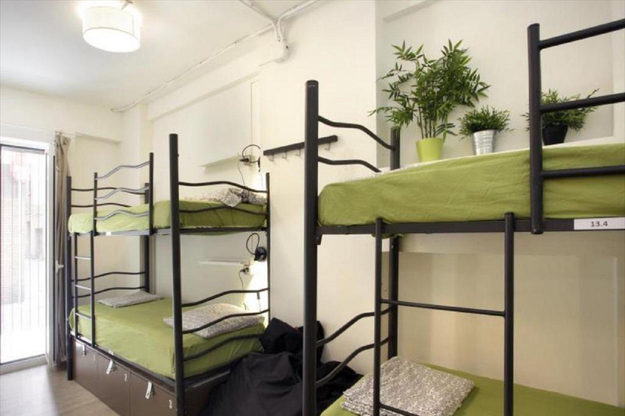 Gracia City Hostel บาร์เซโลนา ภายนอก รูปภาพ A typical capsule hotel room