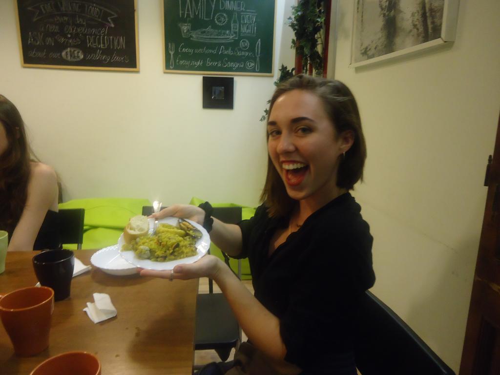 Gracia City Hostel บาร์เซโลนา ภายนอก รูปภาพ A woman holding a plate of food