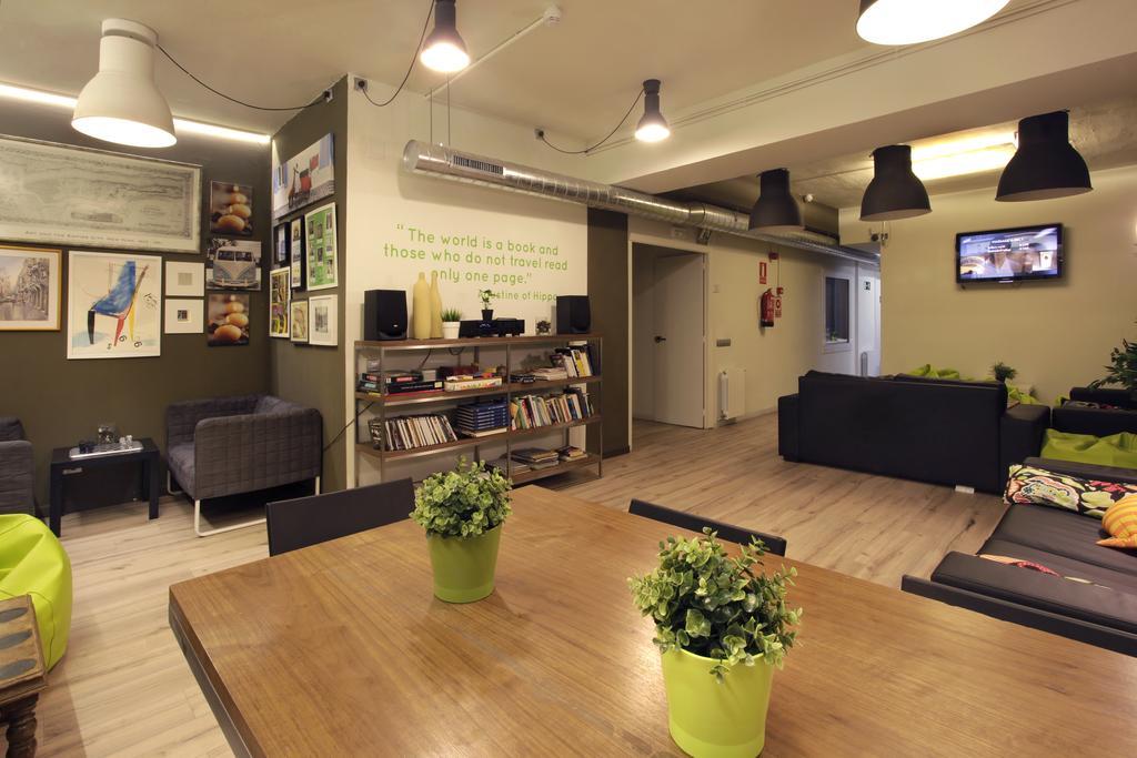 Gracia City Hostel บาร์เซโลนา ภายนอก รูปภาพ The library