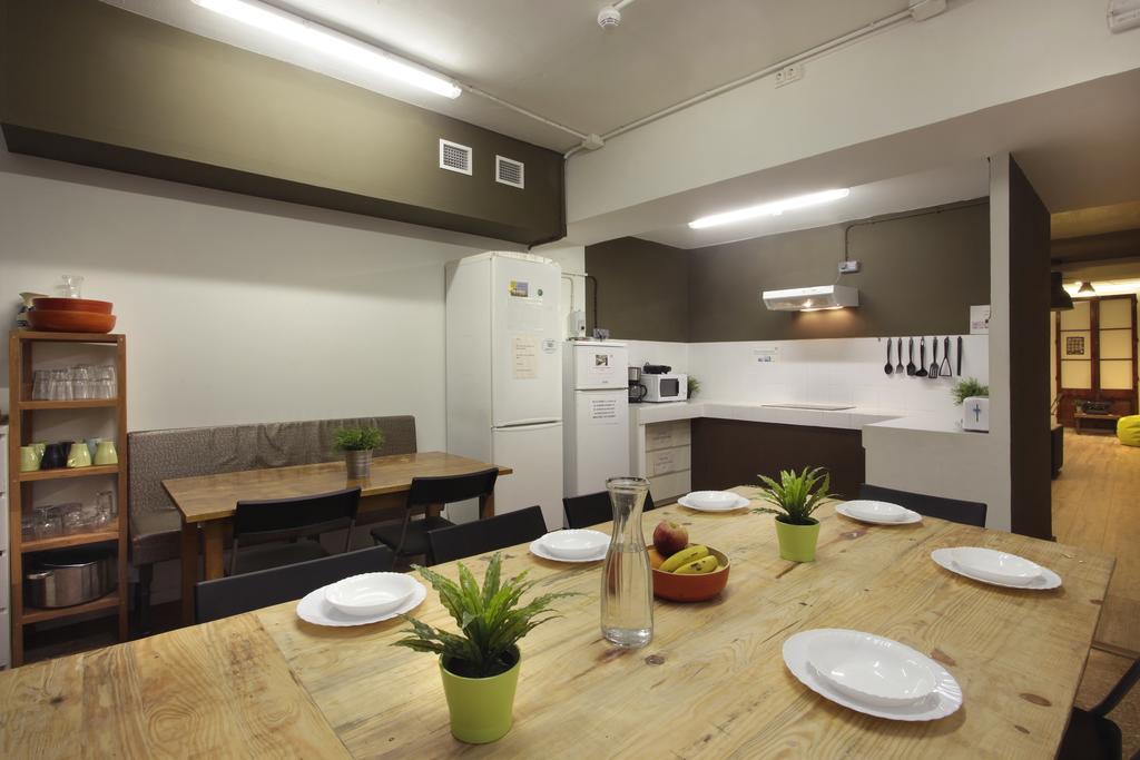 Gracia City Hostel บาร์เซโลนา ภายนอก รูปภาพ The kitchen in a typical apartment