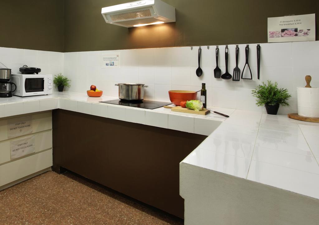 Gracia City Hostel บาร์เซโลนา ภายนอก รูปภาพ A modern kitchen