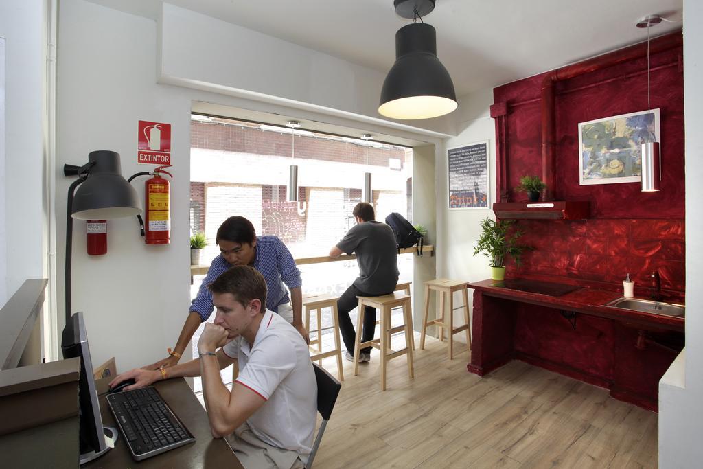 Gracia City Hostel บาร์เซโลนา ภายนอก รูปภาพ The interior of the library