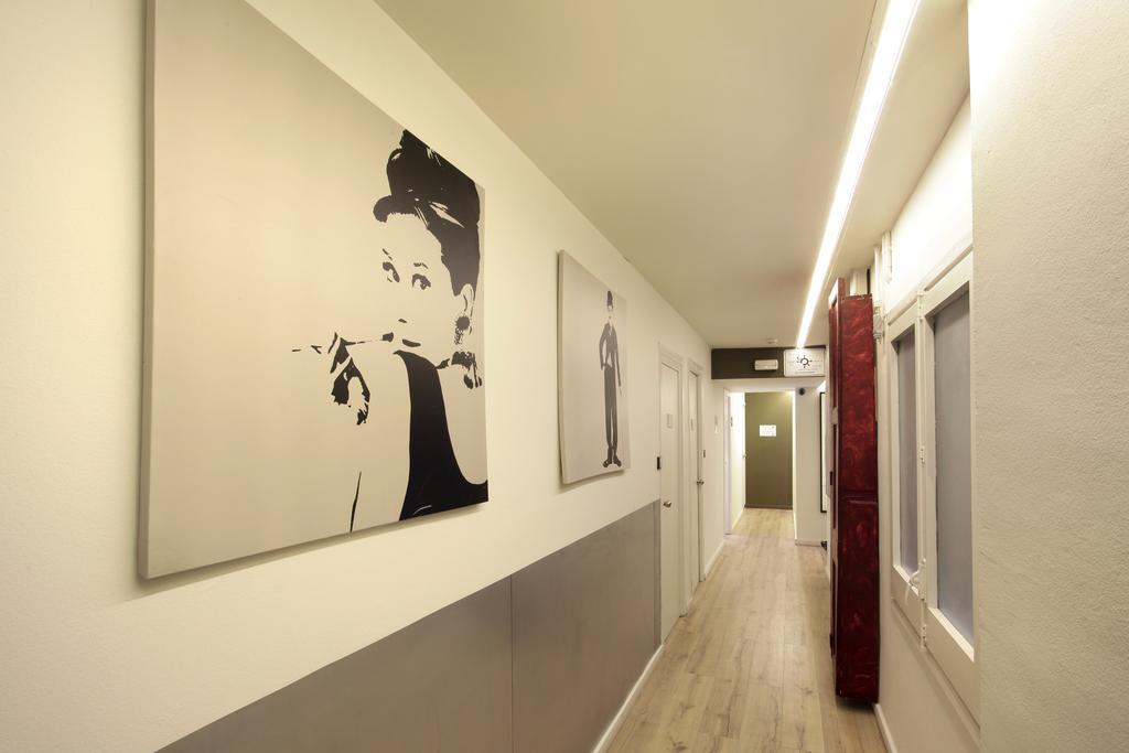 Gracia City Hostel บาร์เซโลนา ภายนอก รูปภาพ Interior of the building