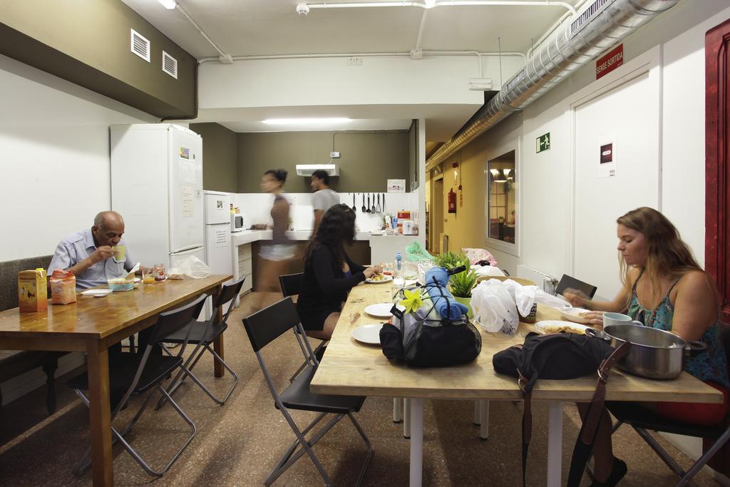 Gracia City Hostel บาร์เซโลนา ภายนอก รูปภาพ The kitchen at the hostel