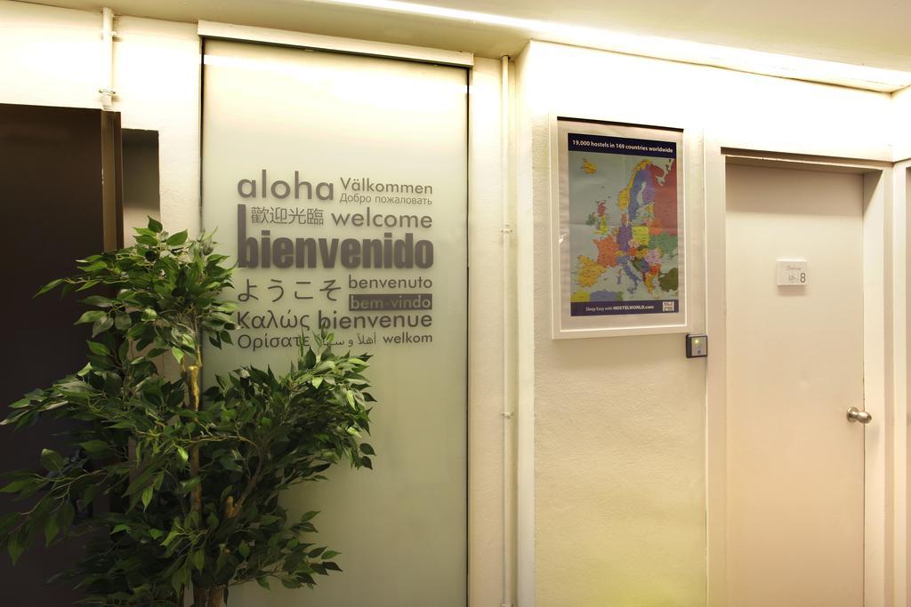 Gracia City Hostel บาร์เซโลนา ภายนอก รูปภาพ Aloha written in several languages at the entrance of a hotel in Geneva