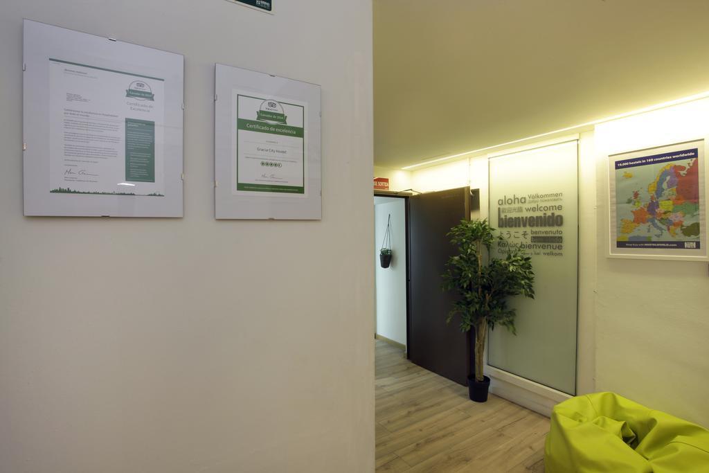 Gracia City Hostel บาร์เซโลนา ภายนอก รูปภาพ The reception area of the clinic