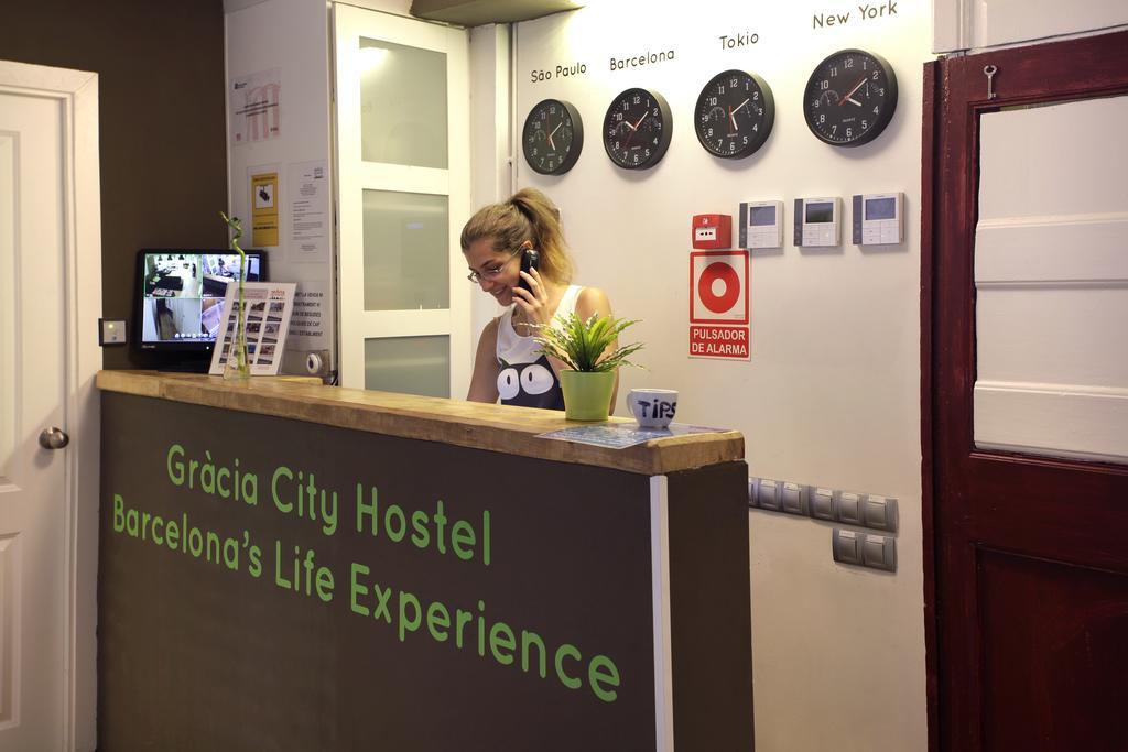 Gracia City Hostel บาร์เซโลนา ภายนอก รูปภาพ Reception desk at a hostel in Barcelona, Spain