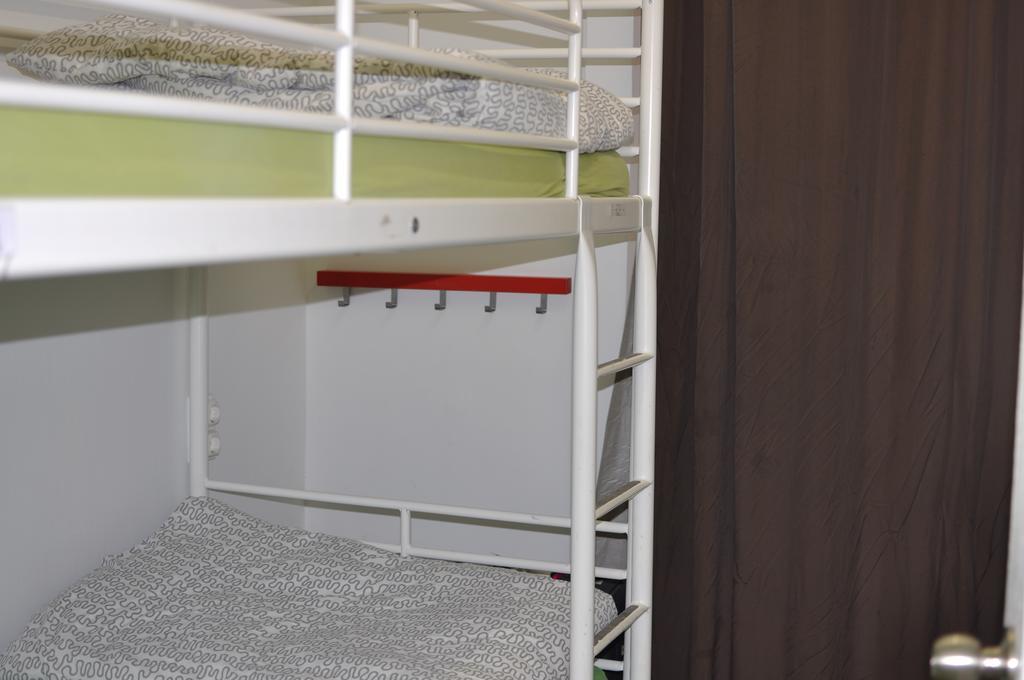 Gracia City Hostel บาร์เซโลนา ภายนอก รูปภาพ A bunk bed with a ladder