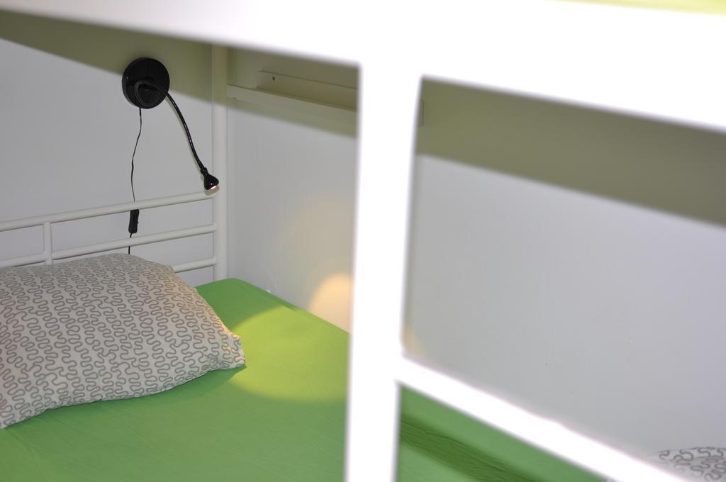 Gracia City Hostel บาร์เซโลนา ภายนอก รูปภาพ A microphone on a computer