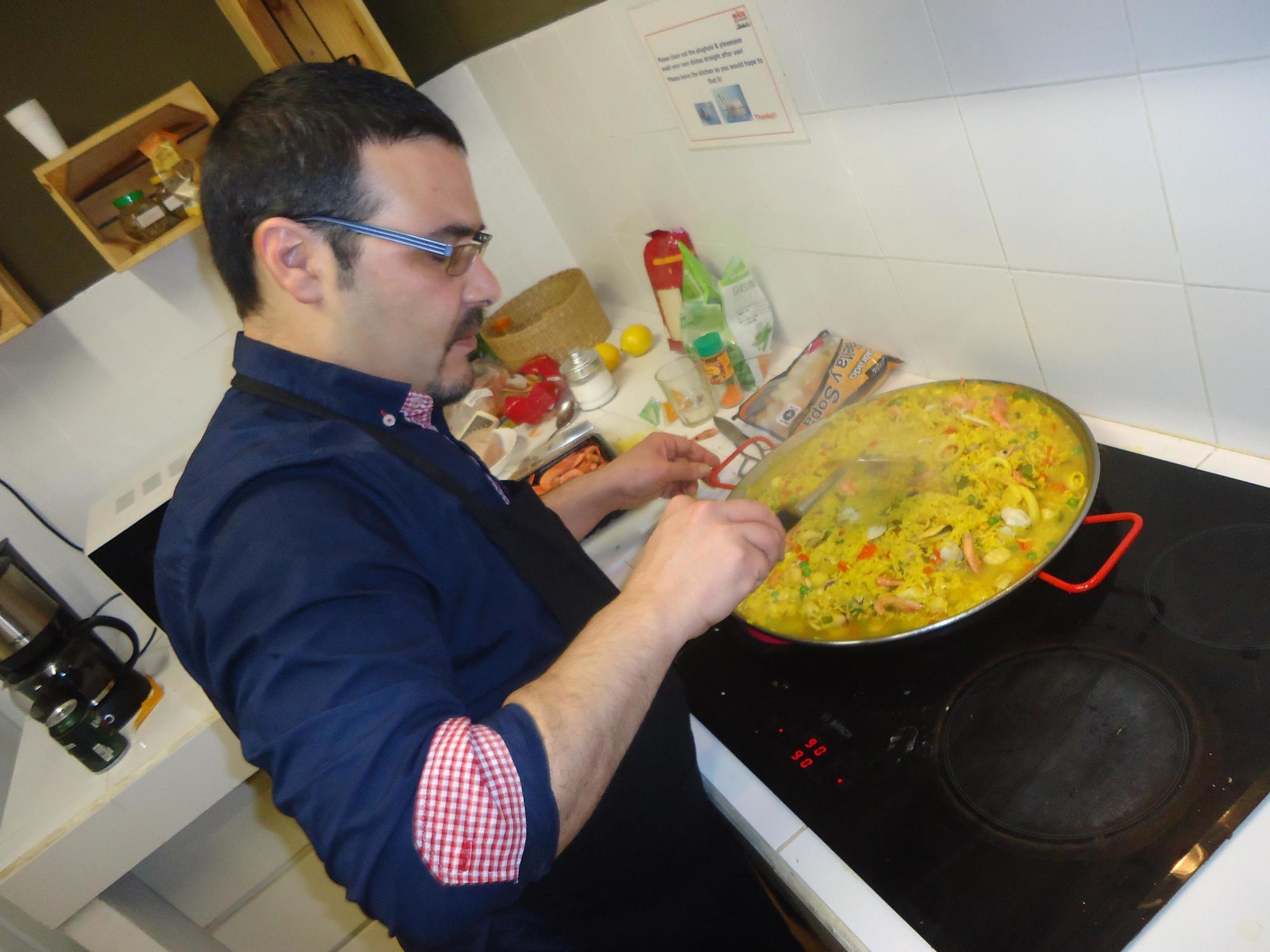 Gracia City Hostel บาร์เซโลนา ภายนอก รูปภาพ A paella being stirred