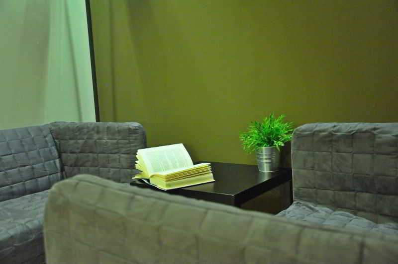 Gracia City Hostel บาร์เซโลนา ภายนอก รูปภาพ A room at the library