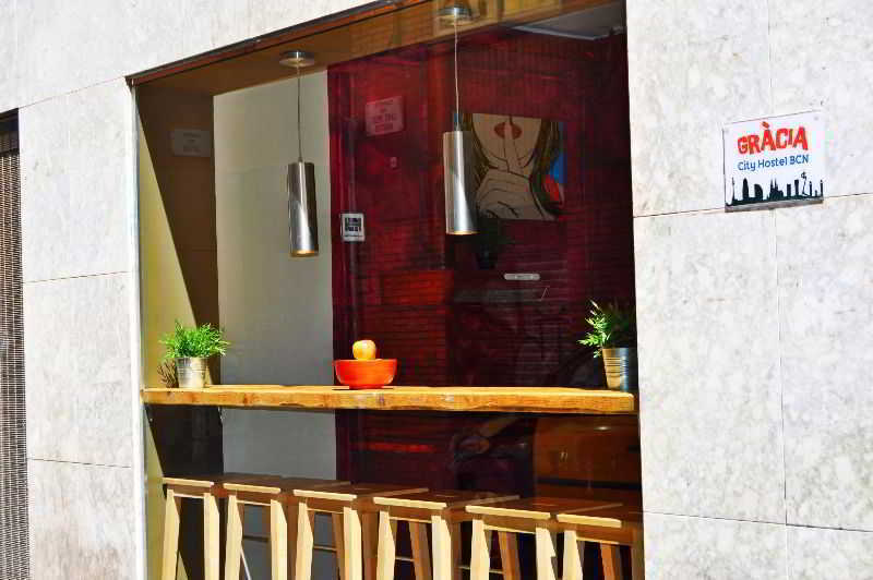 Gracia City Hostel บาร์เซโลนา ภายนอก รูปภาพ A typical bar in Gràcia