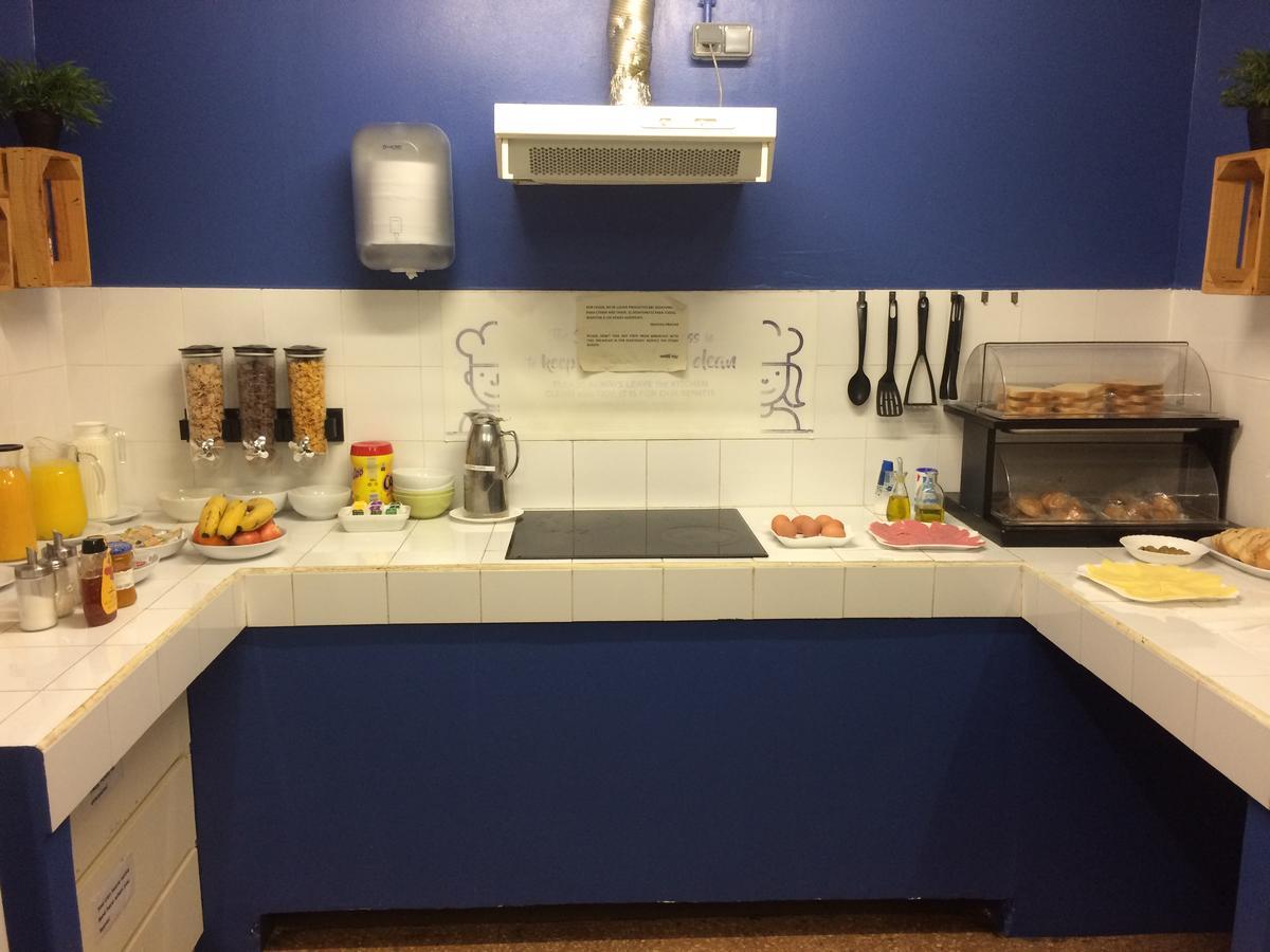 Gracia City Hostel บาร์เซโลนา ภายนอก รูปภาพ A typical kitchen at a hostel