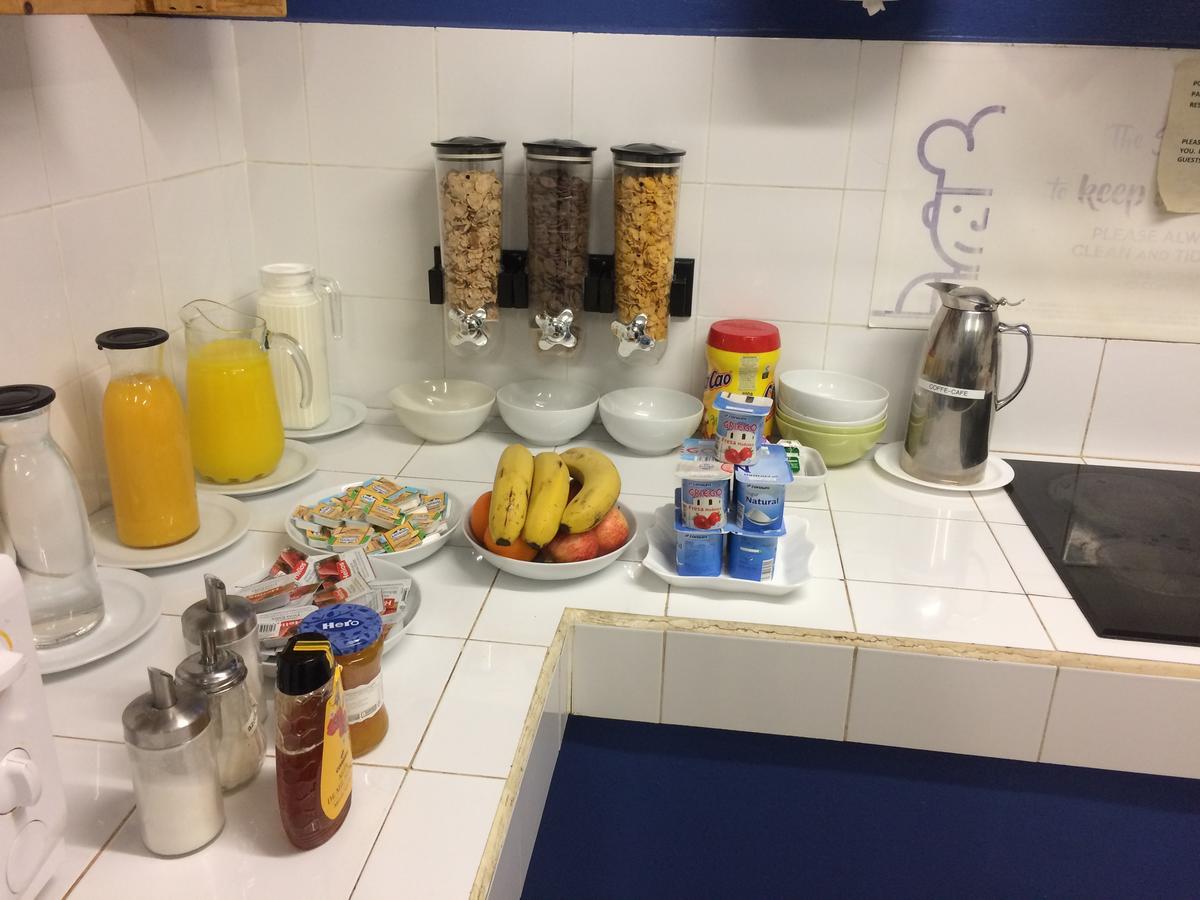 Gracia City Hostel บาร์เซโลนา ภายนอก รูปภาพ A typical breakfast buffet