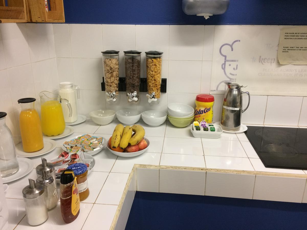 Gracia City Hostel บาร์เซโลนา ภายนอก รูปภาพ A typical breakfast buffet