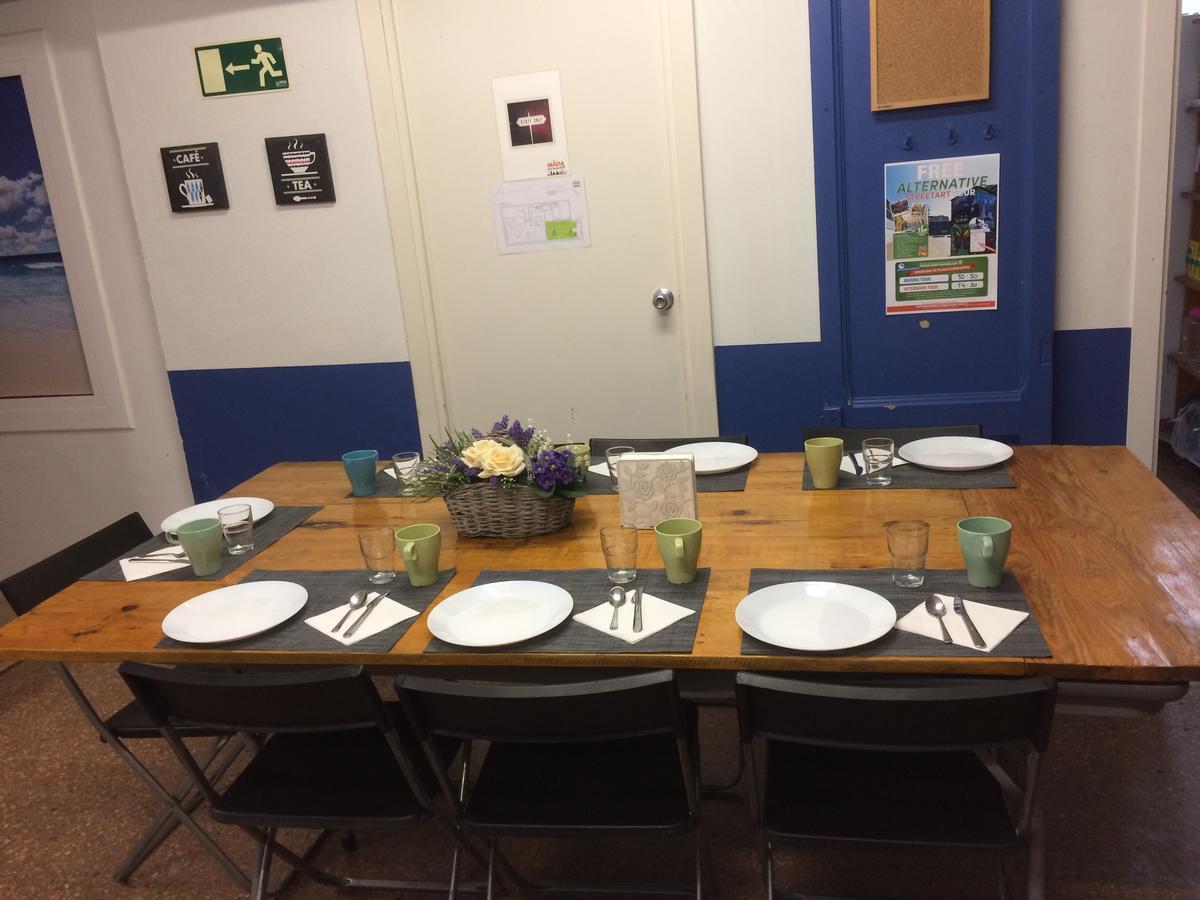 Gracia City Hostel บาร์เซโลนา ภายนอก รูปภาพ The dining room at the hostel