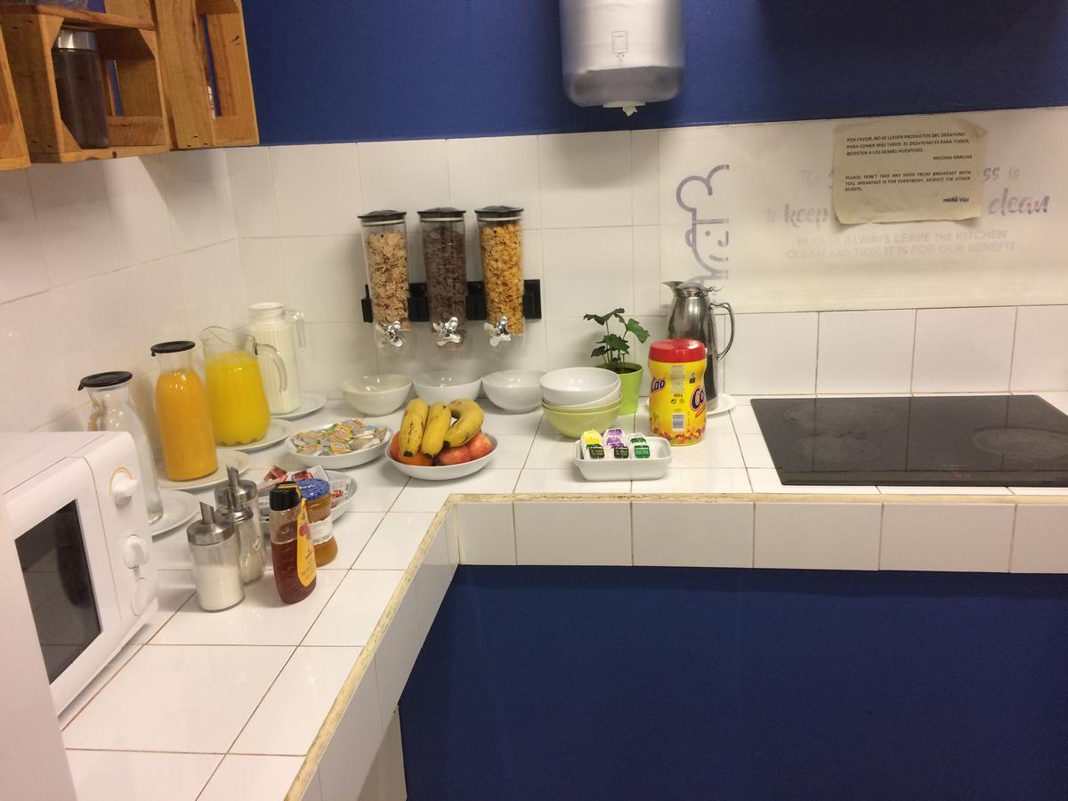 Gracia City Hostel บาร์เซโลนา ภายนอก รูปภาพ A typical breakfast buffet at a hotel