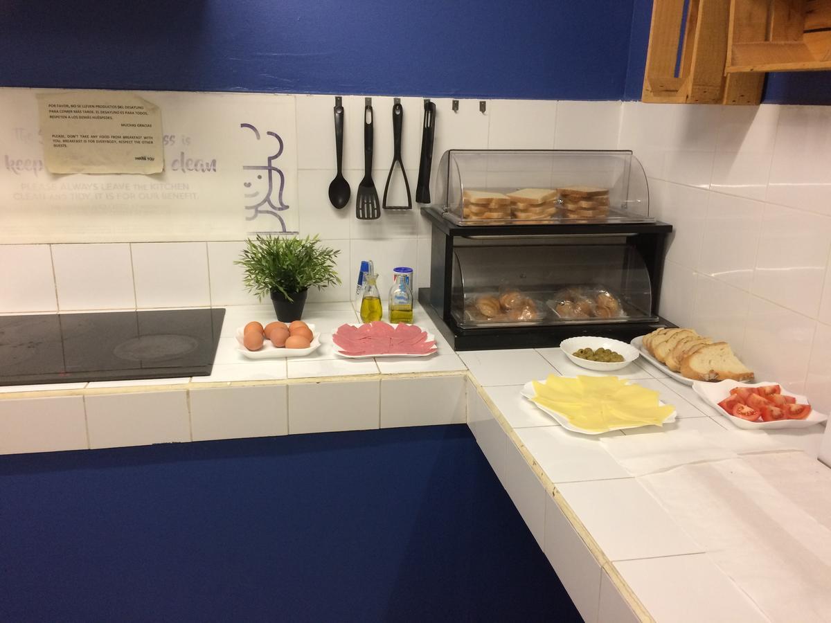 Gracia City Hostel บาร์เซโลนา ภายนอก รูปภาพ A typical kitchen at a hostel