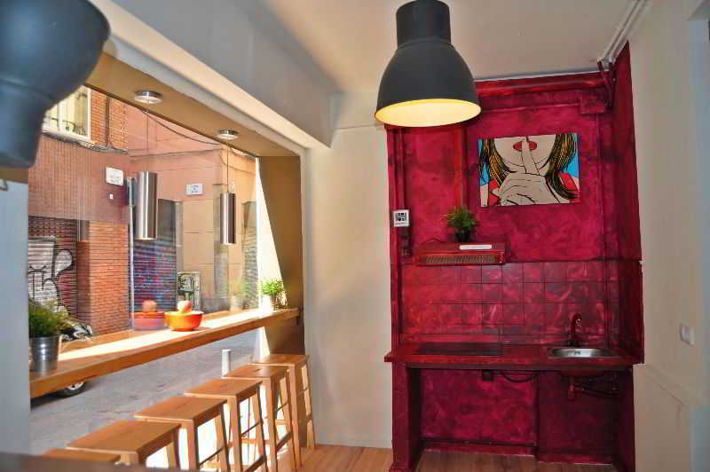 Gracia City Hostel บาร์เซโลนา ภายนอก รูปภาพ A kitchen in a micro apartment