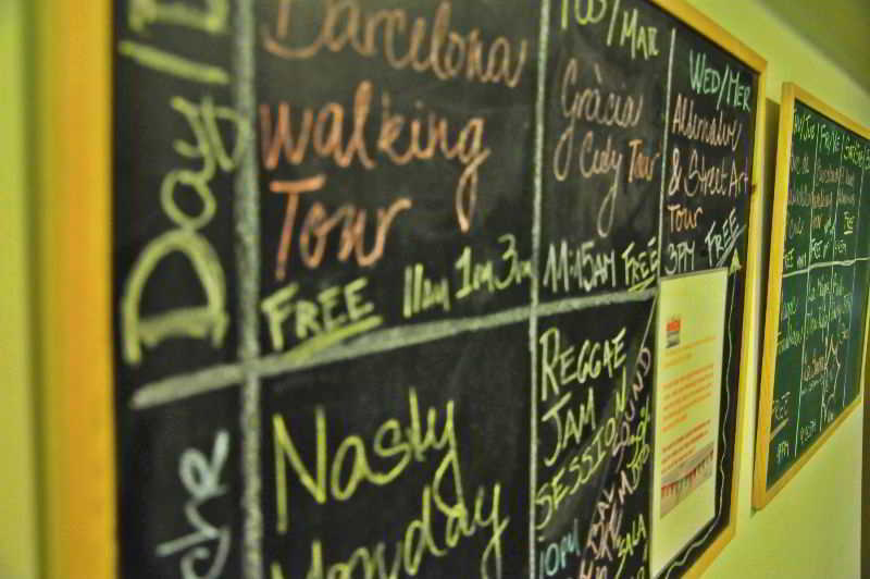 Gracia City Hostel บาร์เซโลนา ภายนอก รูปภาพ A blackboard at the hostel