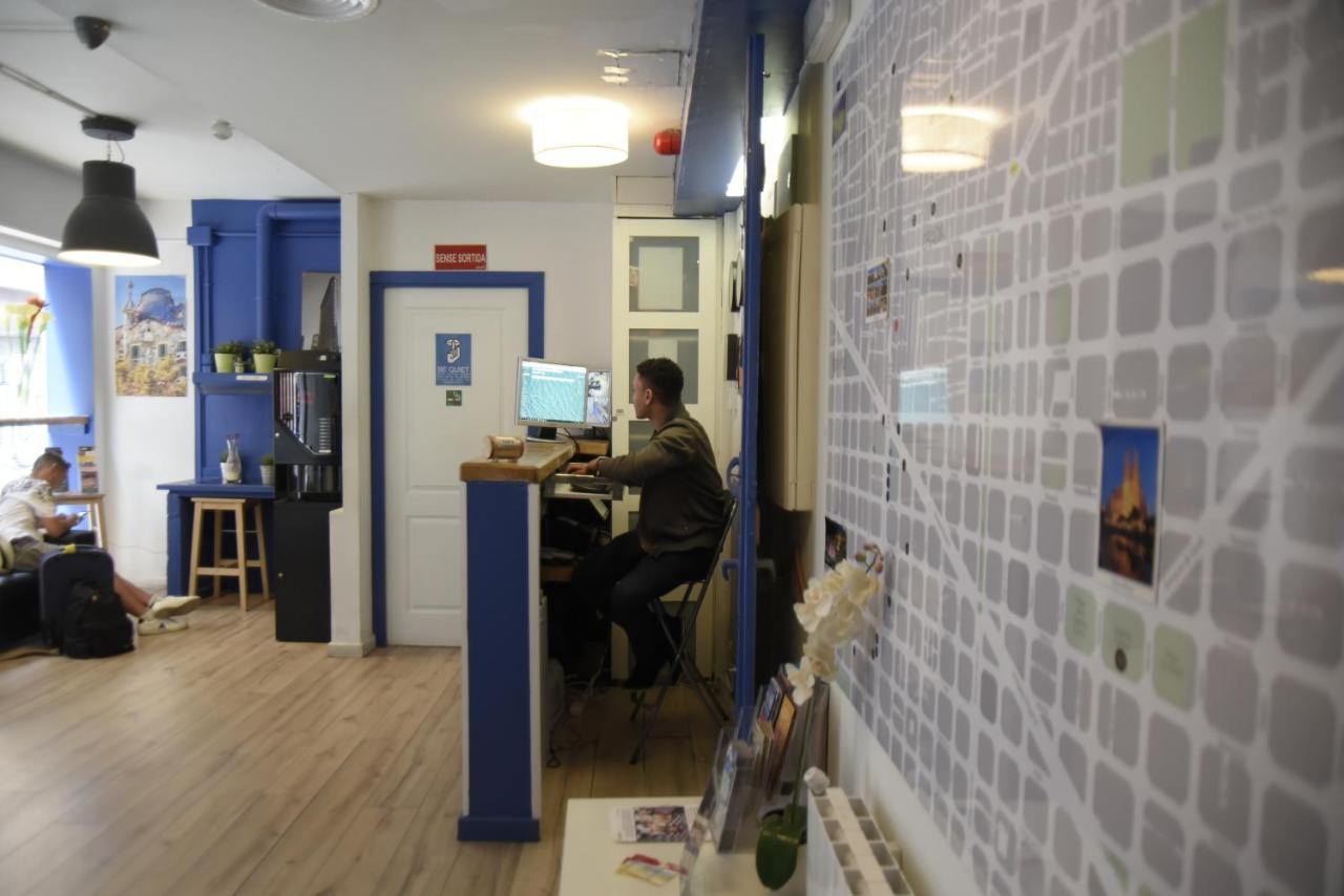 Gracia City Hostel บาร์เซโลนา ภายนอก รูปภาพ The reception area of the hostel