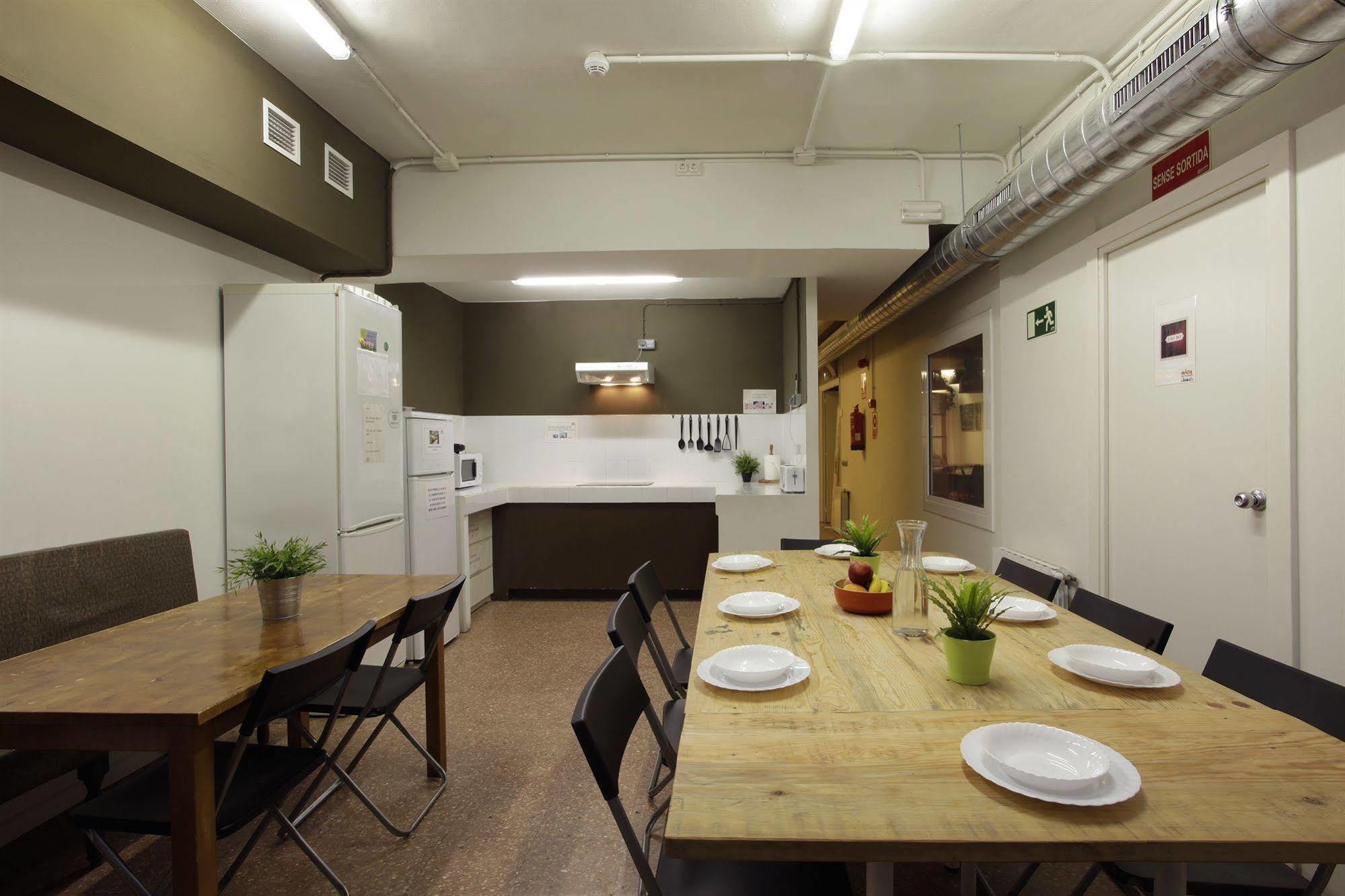 Gracia City Hostel บาร์เซโลนา ภายนอก รูปภาพ The kitchen and dining room at the new hostel