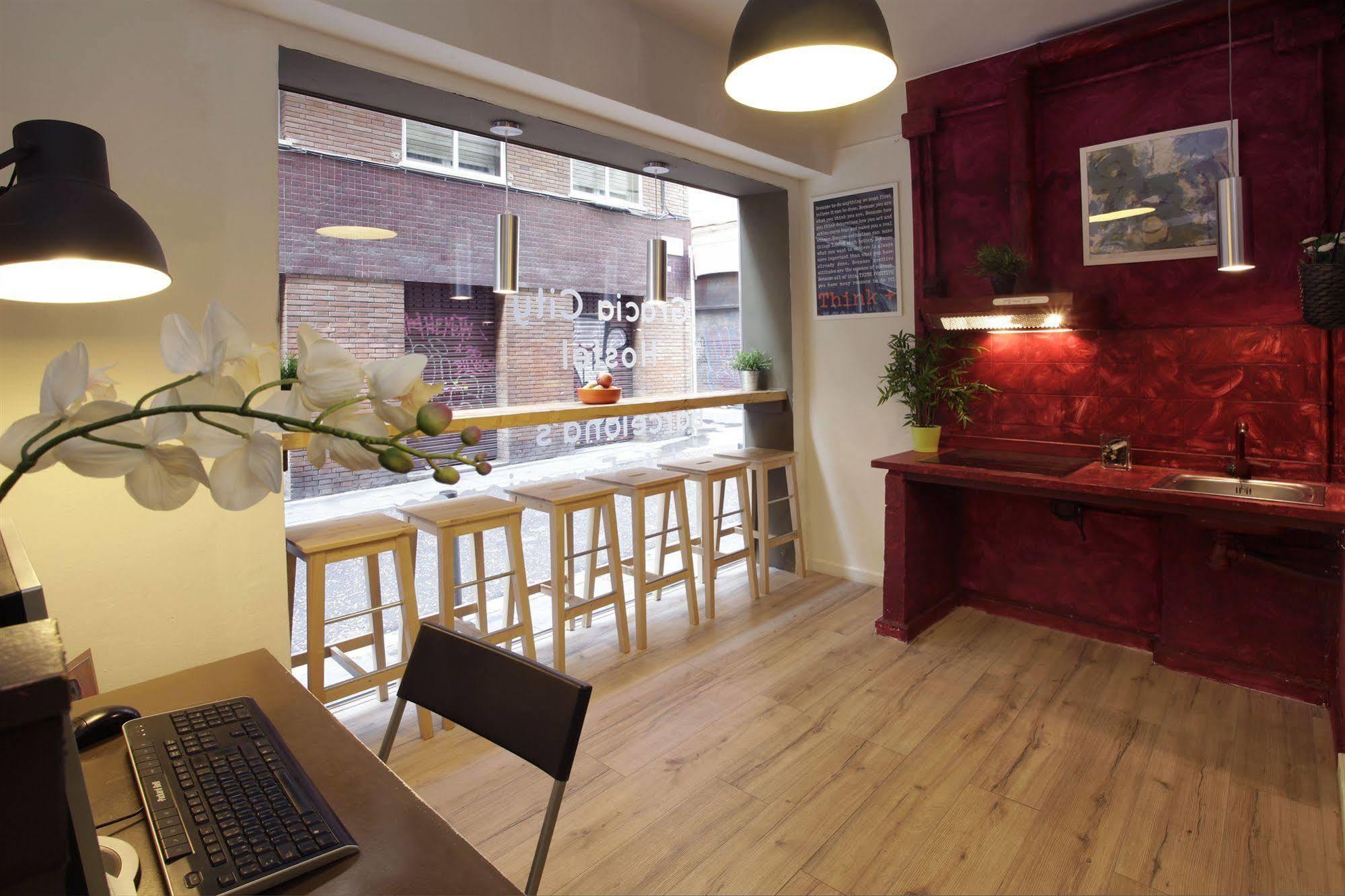 Gracia City Hostel บาร์เซโลนา ภายนอก รูปภาพ The interior of the cafe