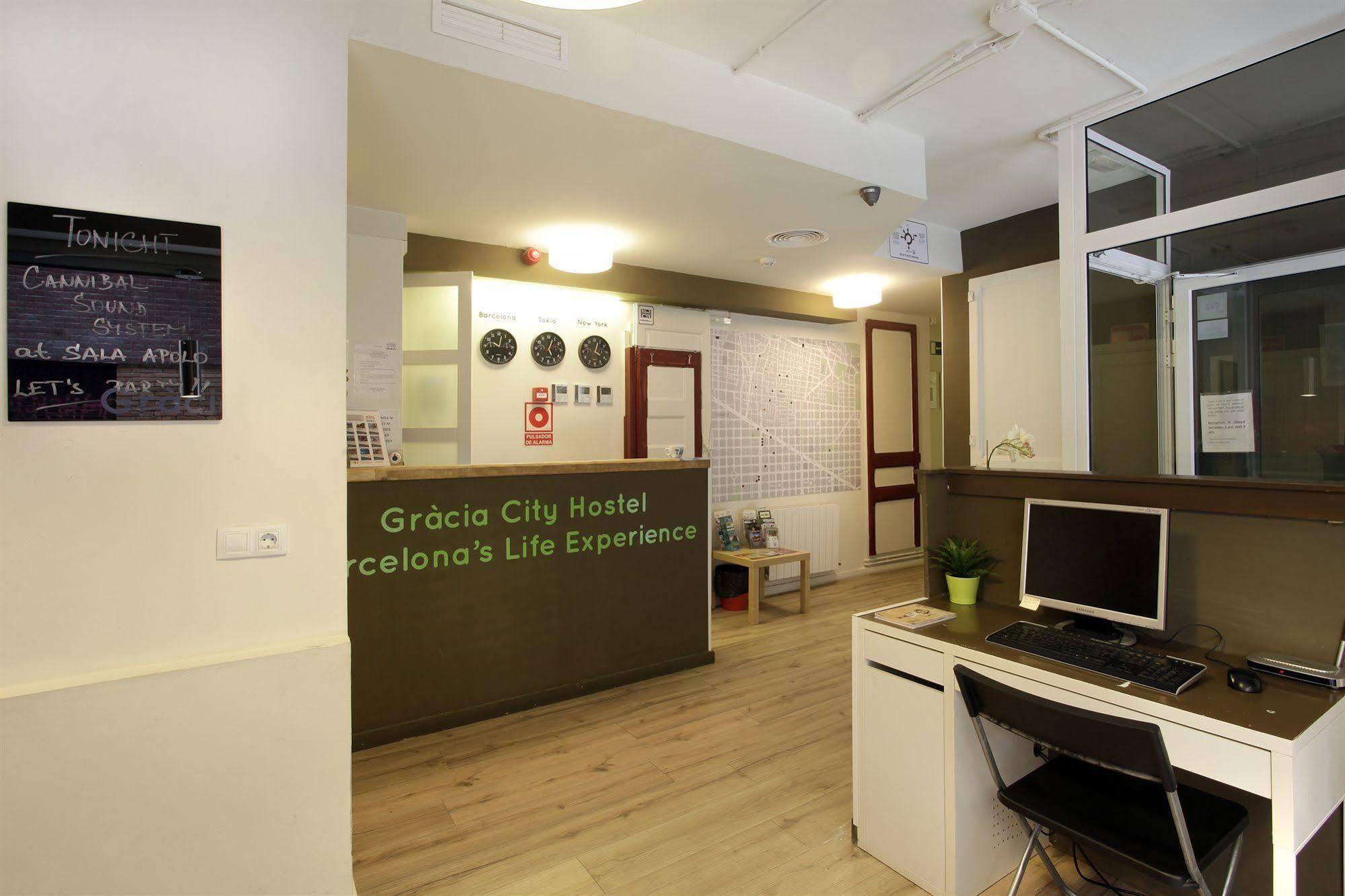 Gracia City Hostel บาร์เซโลนา ภายนอก รูปภาพ Reception area