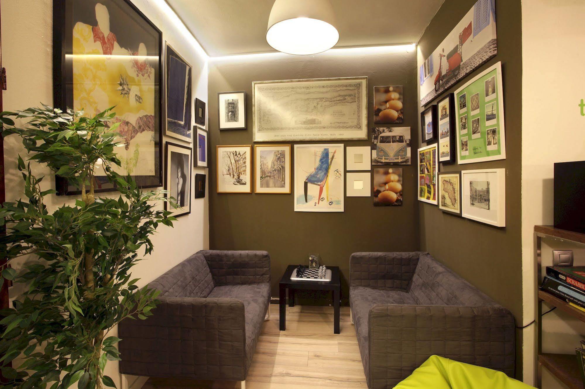 Gracia City Hostel บาร์เซโลนา ภายนอก รูปภาพ The waiting room of a dental practice