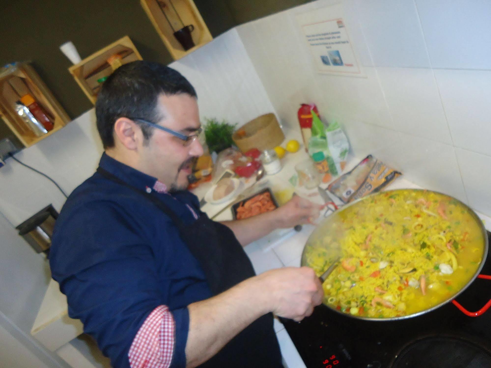 Gracia City Hostel บาร์เซโลนา ภายนอก รูปภาพ A paella being cooked