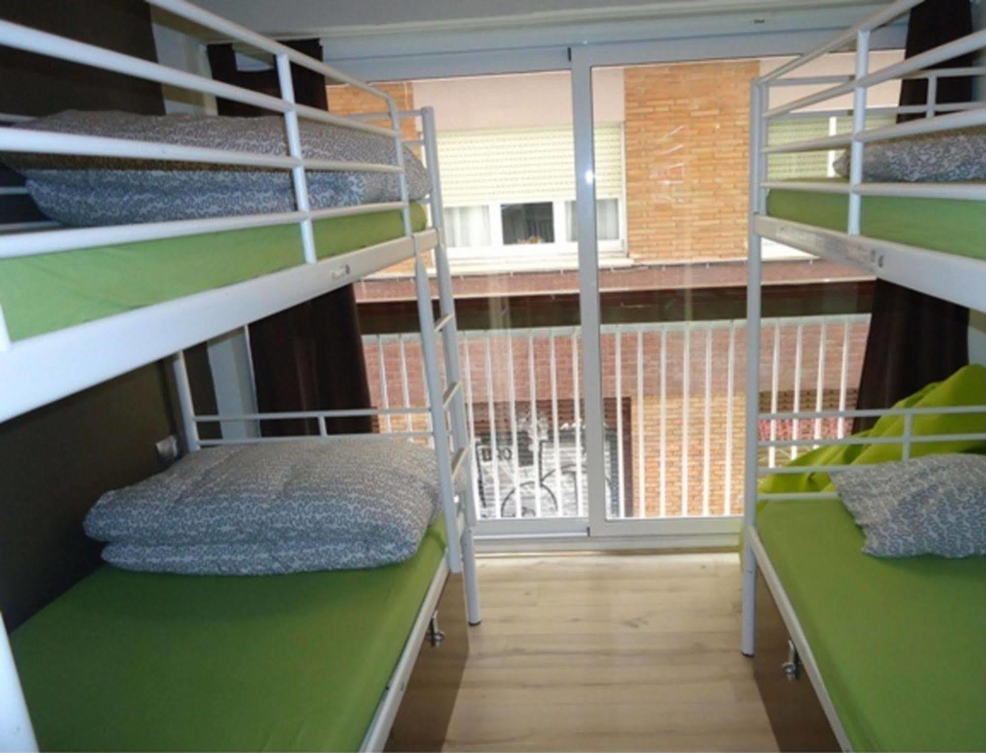 Gracia City Hostel บาร์เซโลนา ภายนอก รูปภาพ A bunk room at the hotel
