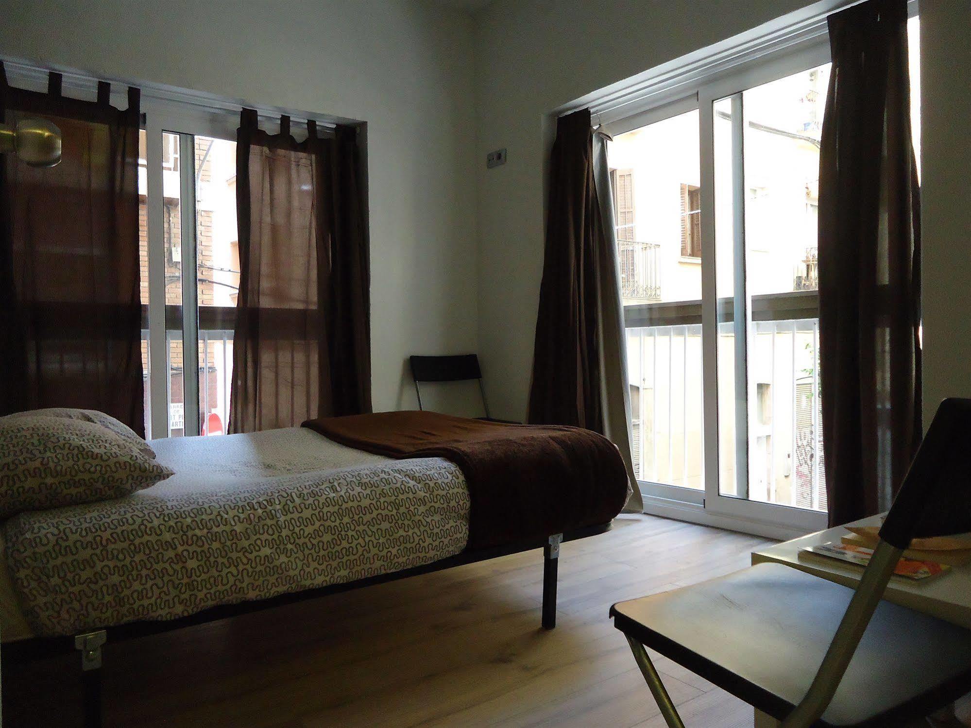 Gracia City Hostel บาร์เซโลนา ภายนอก รูปภาพ A bedroom in a typical apartment
