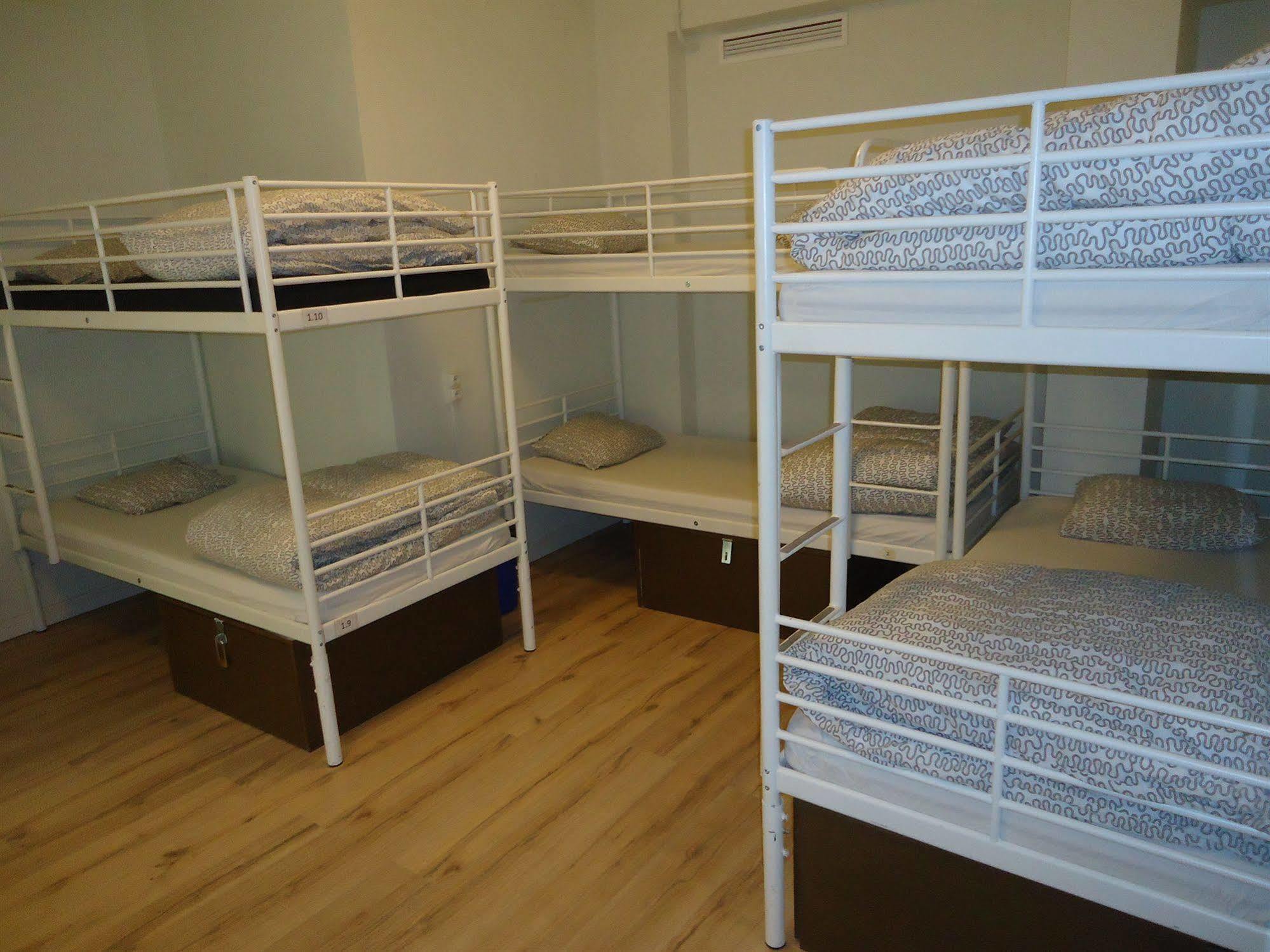 Gracia City Hostel บาร์เซโลนา ภายนอก รูปภาพ A typical hostel room