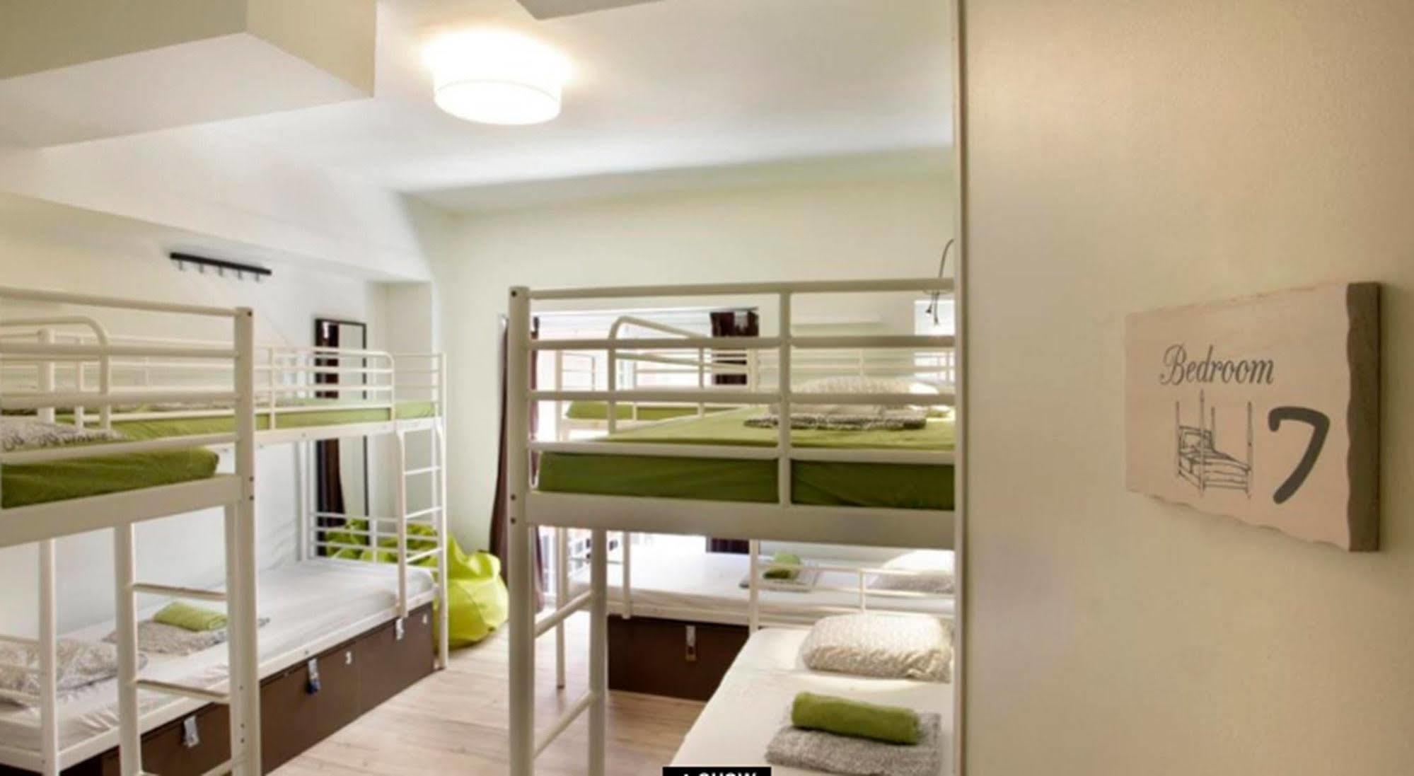 Gracia City Hostel บาร์เซโลนา ภายนอก รูปภาพ Hostel room in Barcelona, Spain