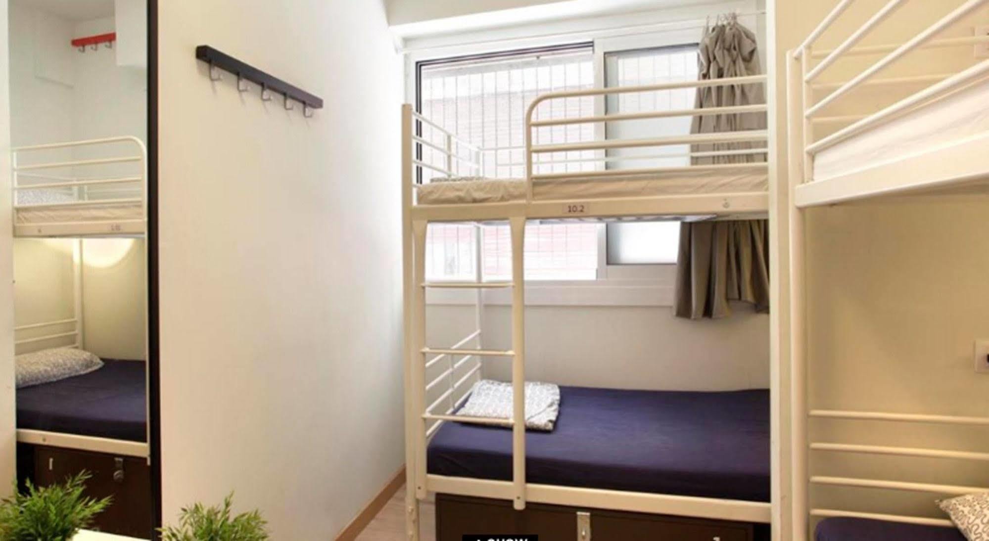 Gracia City Hostel บาร์เซโลนา ภายนอก รูปภาพ A capsule hotel room in Japan