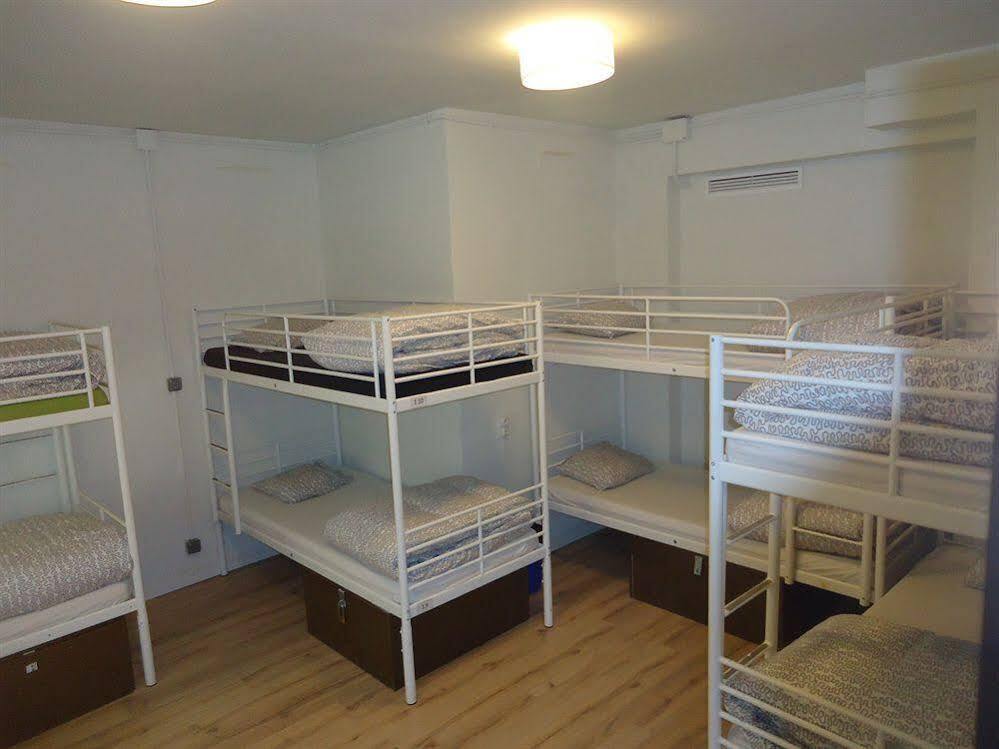 Gracia City Hostel บาร์เซโลนา ภายนอก รูปภาพ A typical dormitory room